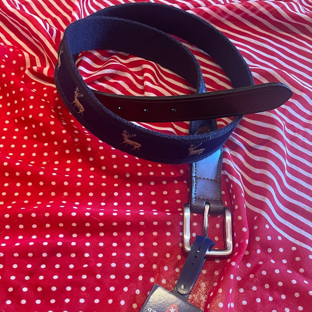 Men’s deer print ribbon belt. 40” width is 1 1/2”. Silver buckle/brown lthr.